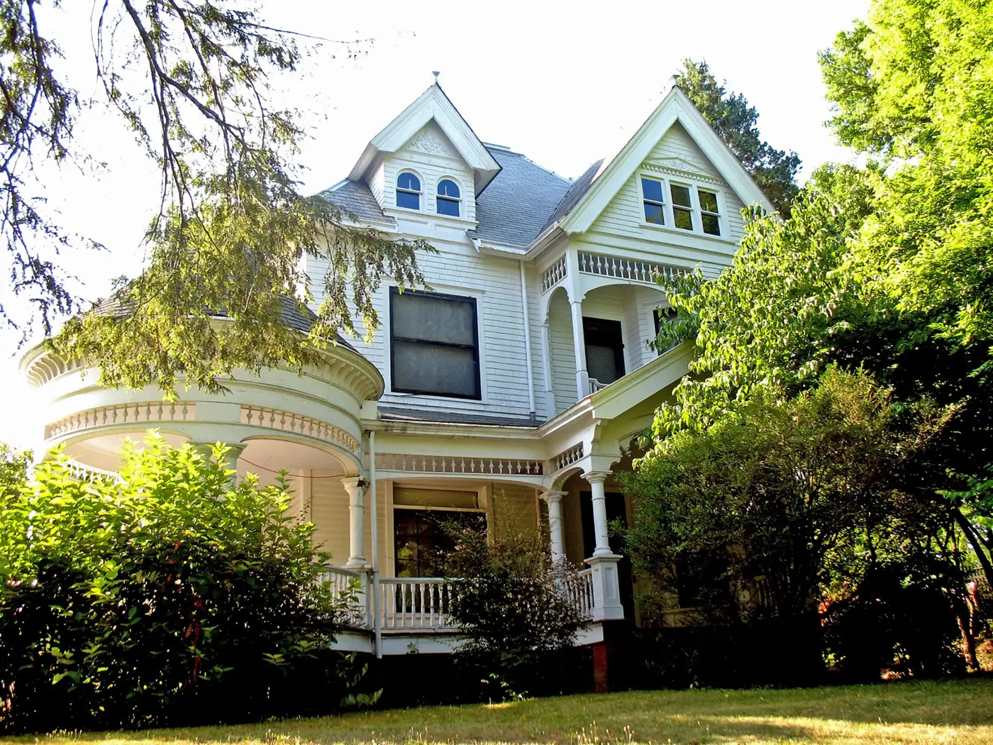 A Victorian house designed by George F. Barber on North Crest Road in the Missionary Ridge Historic District of Chattanooga.