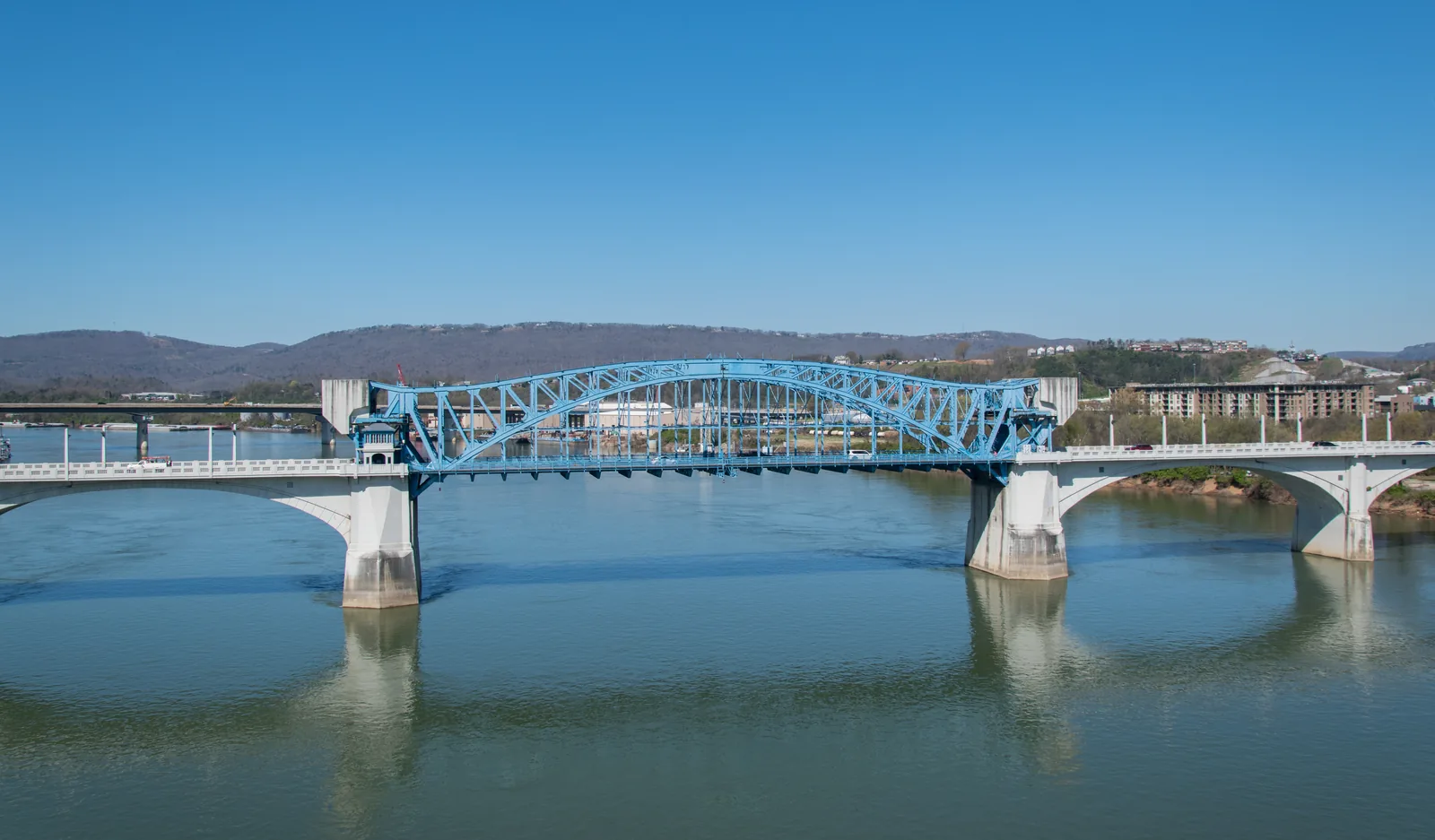 The Market Street Bridge over the Tennessee River, linking downtown Chattanooga with the North Shore.
